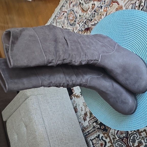 ST. JOHN'S BAY BRAND WOMEN'S GREY SUEDE LOW HEEL BOOTS SIZE 6.5 ❤️ - Picture 2 of 16